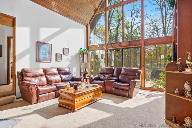 1022 W Young Avenue, Stilwell, OK 74960