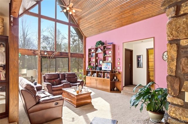 1022 W Young Avenue, Stilwell, OK 74960