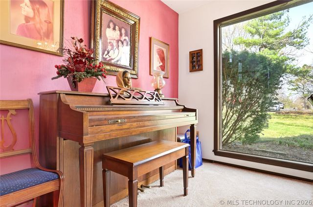 1022 W Young Avenue, Stilwell, OK 74960