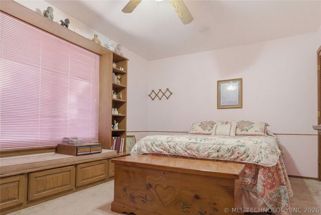 1022 W Young Avenue, Stilwell, OK 74960