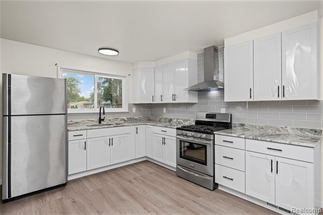 32804 Norwood Drive, Warren, MI 48092