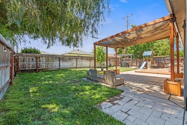 242 Martha St, Manteca, CA 95337
