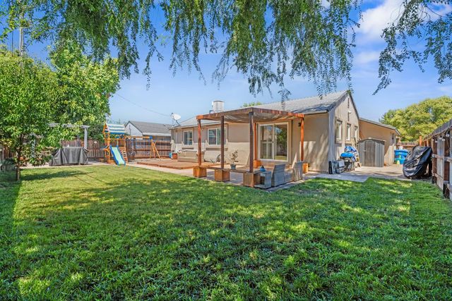 242 Martha St, Manteca, CA 95337
