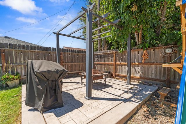 242 Martha St, Manteca, CA 95337