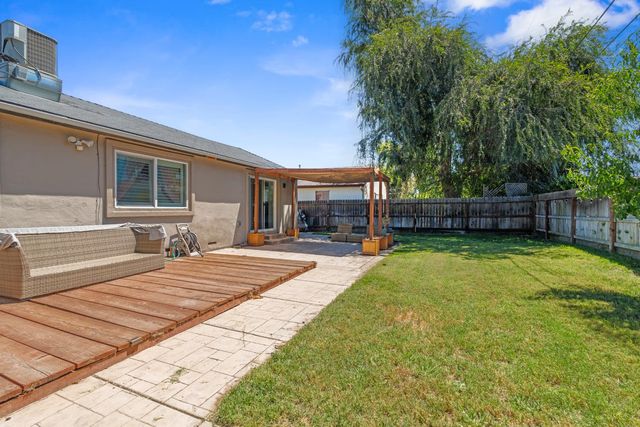 242 Martha St, Manteca, CA 95337
