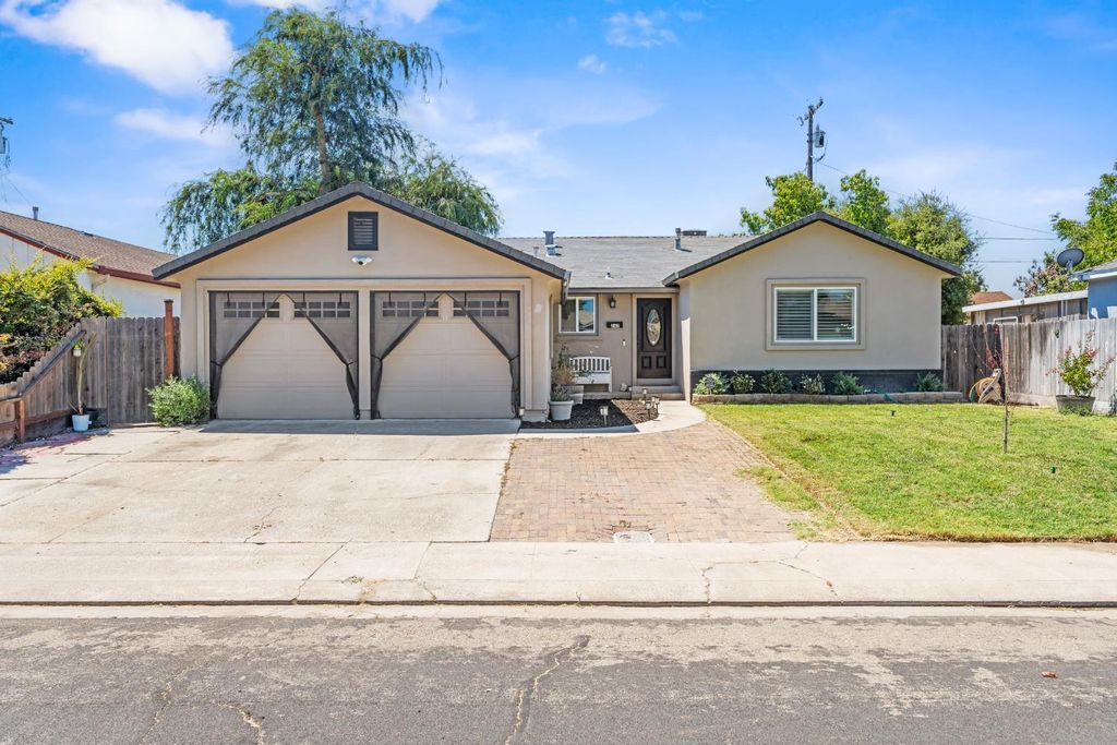 242 Martha St, Manteca, CA 95337