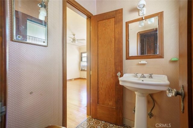 6130 Whitsett Ave, North Hollywood, CA 91606