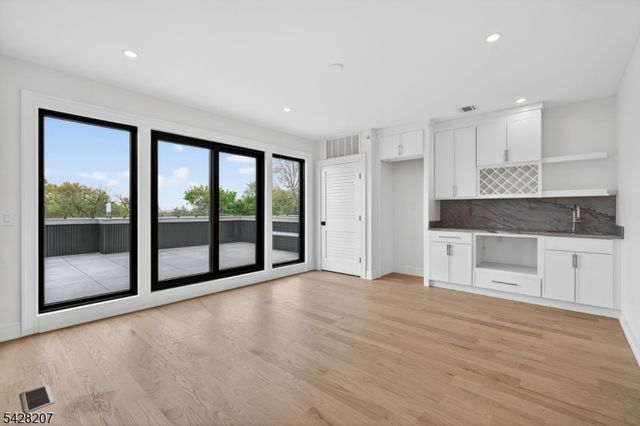 522 Valley Rd 2, Clifton City, NJ 07013