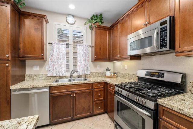 1413 Manchester Way, Tustin, CA 92782