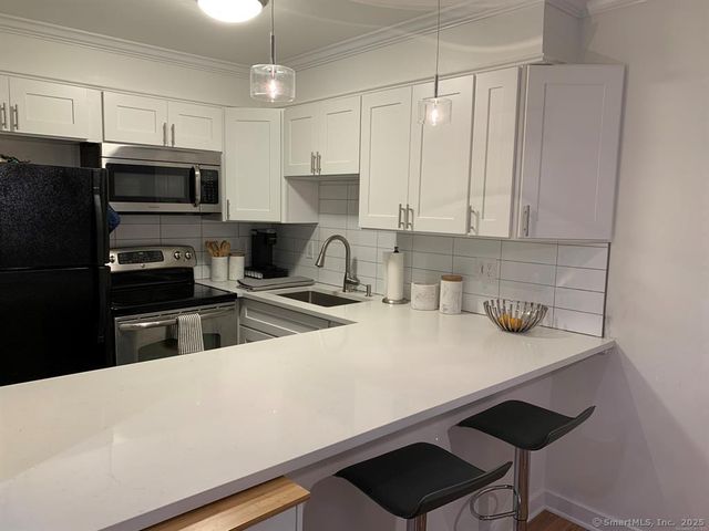 33 Pleasant Street 13, Stamford, CT 06901