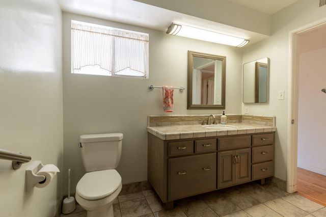 2631 W Royal Oaks Drive W, Visalia, CA 93277