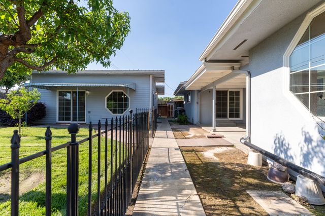 2631 W Royal Oaks Drive W, Visalia, CA 93277