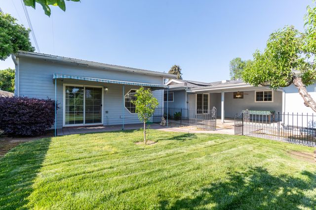 2631 W Royal Oaks Drive W, Visalia, CA 93277