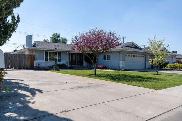 2631 W Royal Oaks Drive W, Visalia, CA 93277