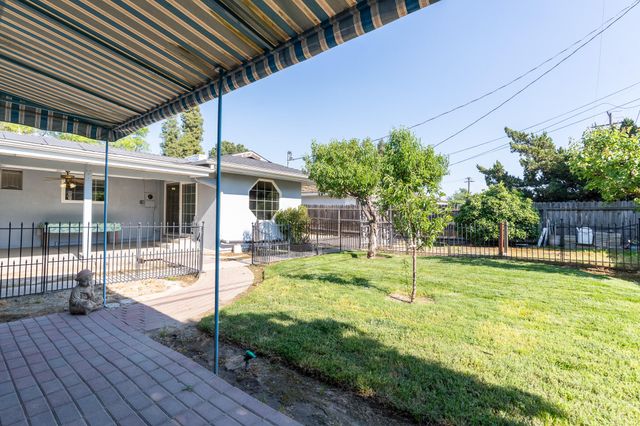 2631 W Royal Oaks Drive W, Visalia, CA 93277