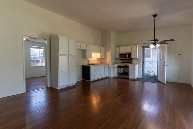 2631 W Royal Oaks Drive W, Visalia, CA 93277