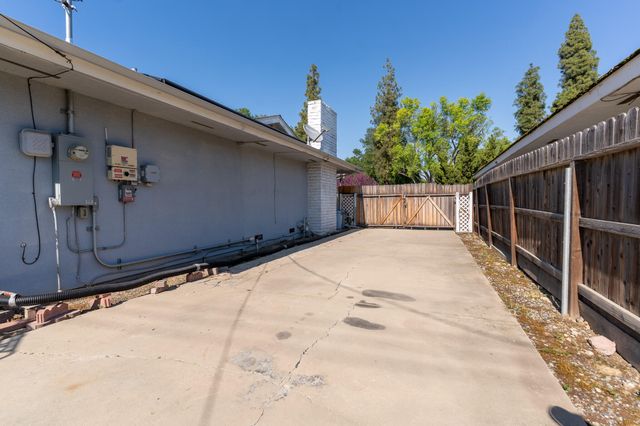 2631 W Royal Oaks Drive W, Visalia, CA 93277