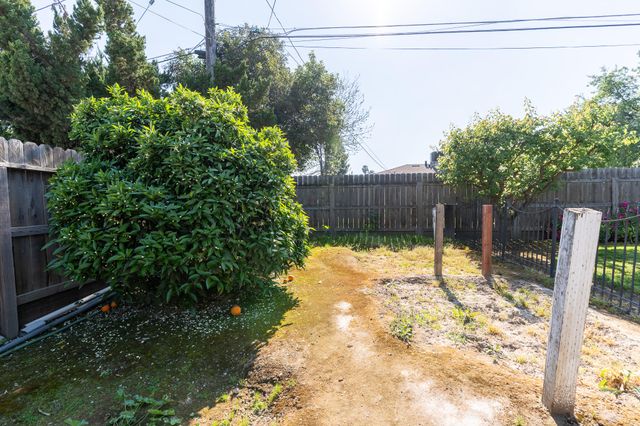 2631 W Royal Oaks Drive W, Visalia, CA 93277