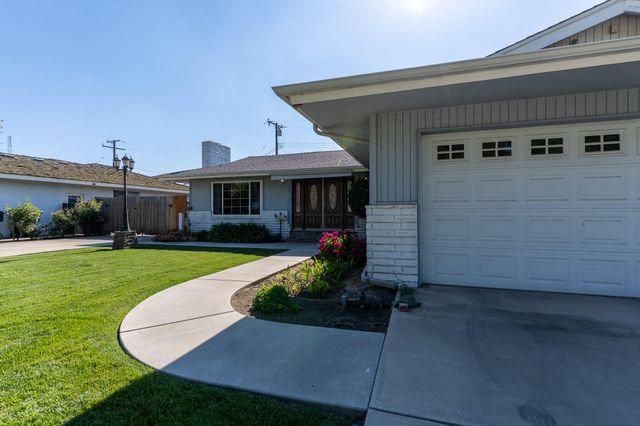 2631 W Royal Oaks Drive W, Visalia, CA 93277