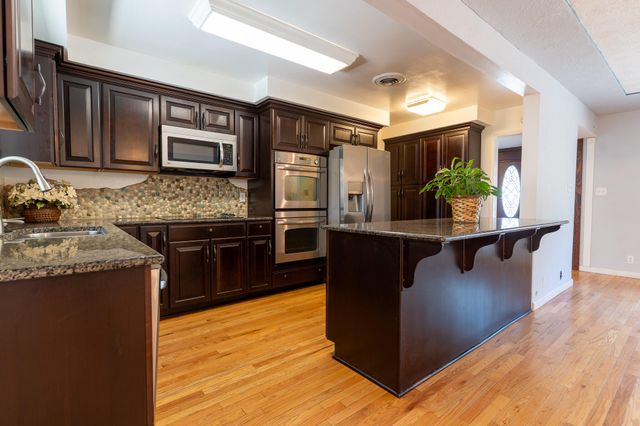 2631 W Royal Oaks Drive W, Visalia, CA 93277