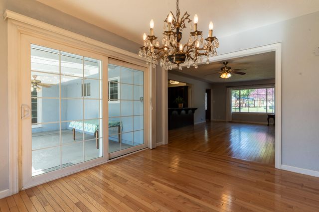 2631 W Royal Oaks Drive W, Visalia, CA 93277