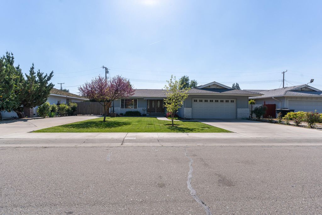 2631 W Royal Oaks Drive W, Visalia, CA 93277