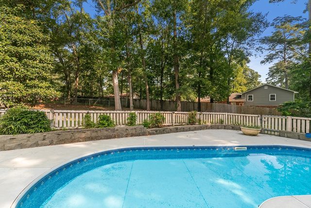 910 Derbyshire Dr., Dothan, AL 36303