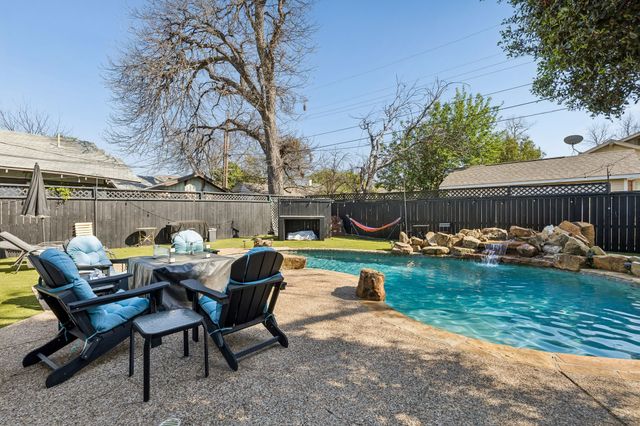 2235 Mistletoe Boulevard, Fort Worth, TX 76110