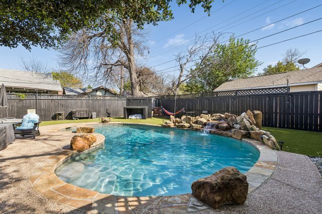 2235 Mistletoe Boulevard, Fort Worth, TX 76110