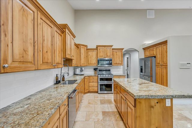 10605 S WILLOW VALLEY RD, South Jordan, UT 84095