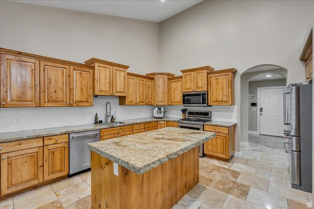 10605 S WILLOW VALLEY RD, South Jordan, UT 84095