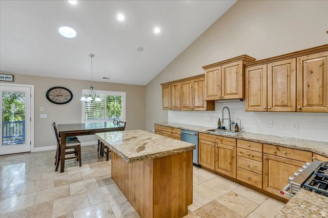 10605 S WILLOW VALLEY RD, South Jordan, UT 84095