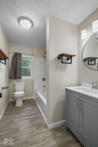 220 E 29th Street, Anderson, IN 46016