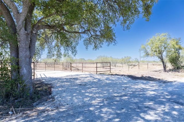 155 Spanish Oak RD, Dale, TX 78616