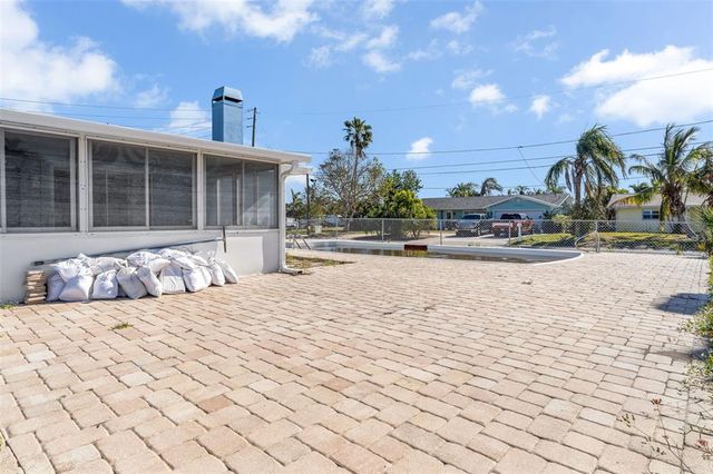 5708 BAYSHORE DR, Seminole, FL 33772