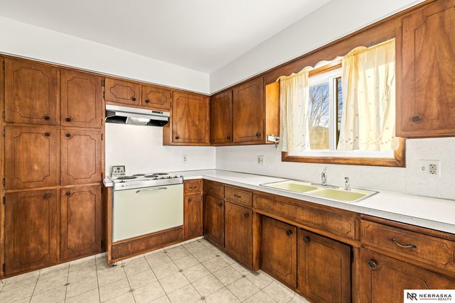 9116 S Circle, Omaha, NE 68127