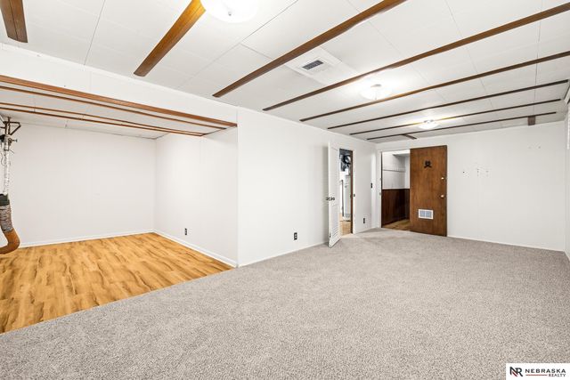 9116 S Circle, Omaha, NE 68127