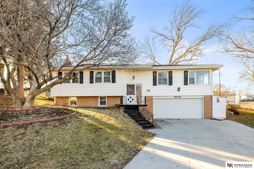 9116 S Circle, Omaha, NE 68127