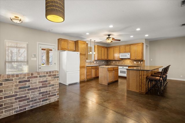 211 Turner Circle, Granbury, TX 76048