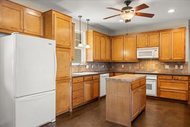 211 Turner Circle, Granbury, TX 76048