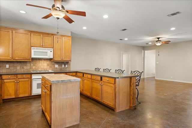 211 Turner Circle, Granbury, TX 76048
