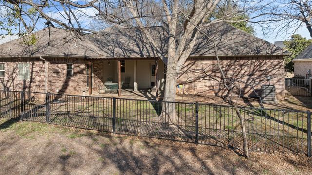 211 Turner Circle, Granbury, TX 76048
