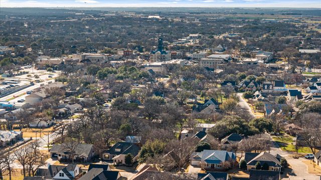 211 Turner Circle, Granbury, TX 76048