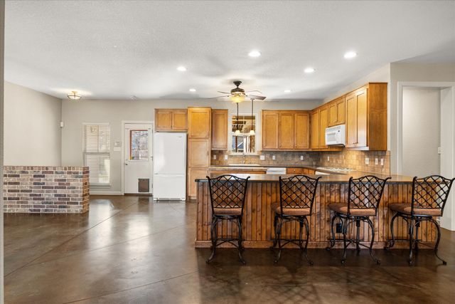 211 Turner Circle, Granbury, TX 76048