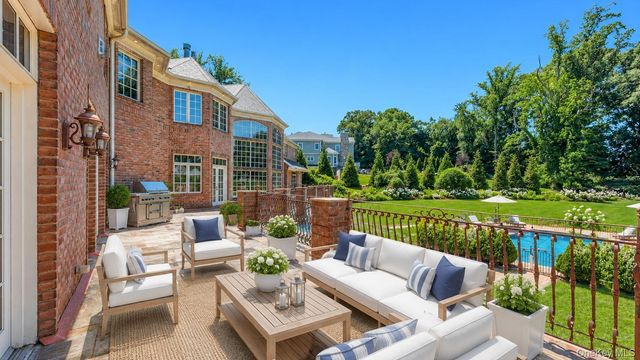 250 Oyster Bay Road, Locust Valley, NY 11560