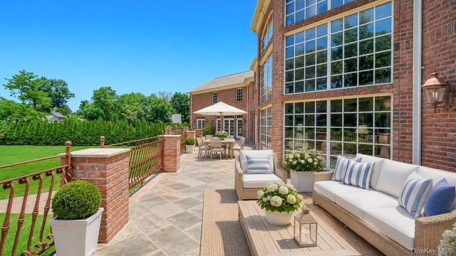 250 Oyster Bay Road, Locust Valley, NY 11560