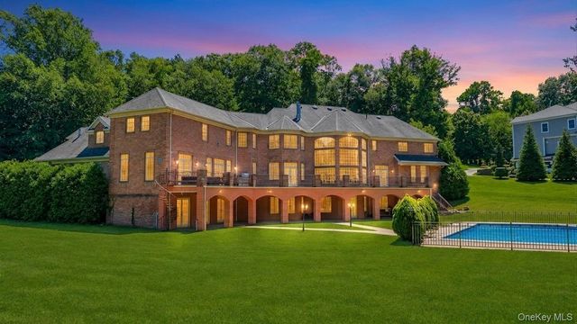 250 Oyster Bay Road, Locust Valley, NY 11560