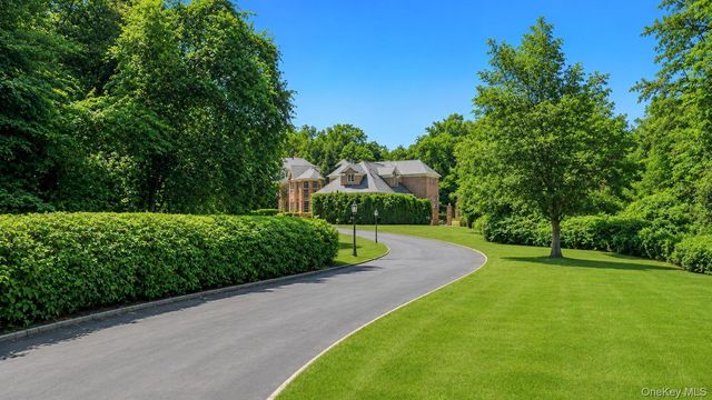 250 Oyster Bay Road, Locust Valley, NY 11560