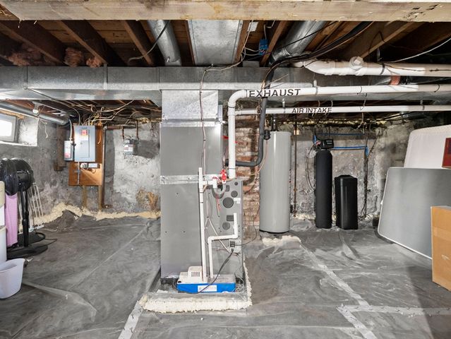 95 S Highland St, Lowell, MA 01852