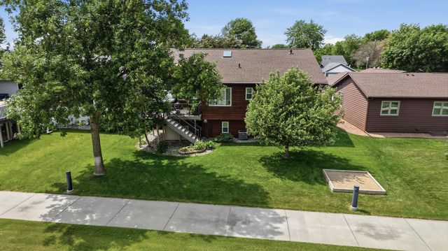 2914 S Bay Drive S, Fargo, ND 58103
